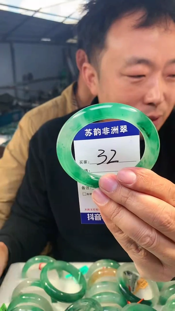 未镶嵌手镯石英质玉（非洲翠）55-56mm 阳绿色冰透感非洲翠手镯