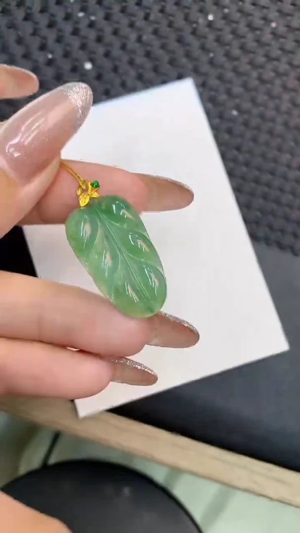 颈饰18K金镶嵌翡翠1