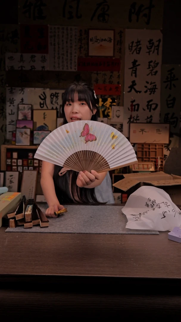 国画132-8寸  女扇子-林