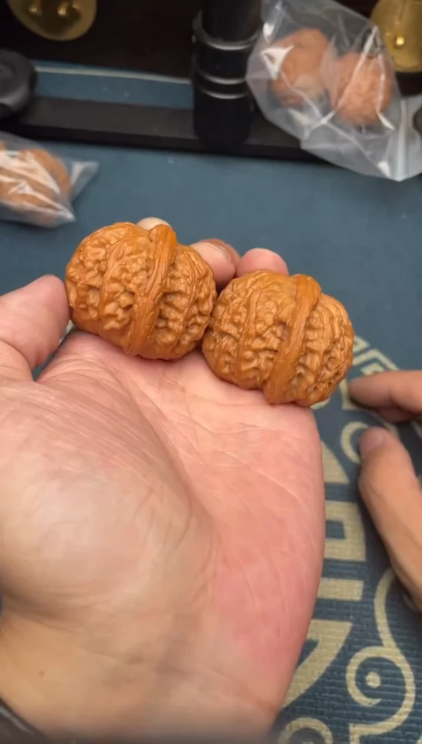 文玩核桃吊坠白狮子全品42+