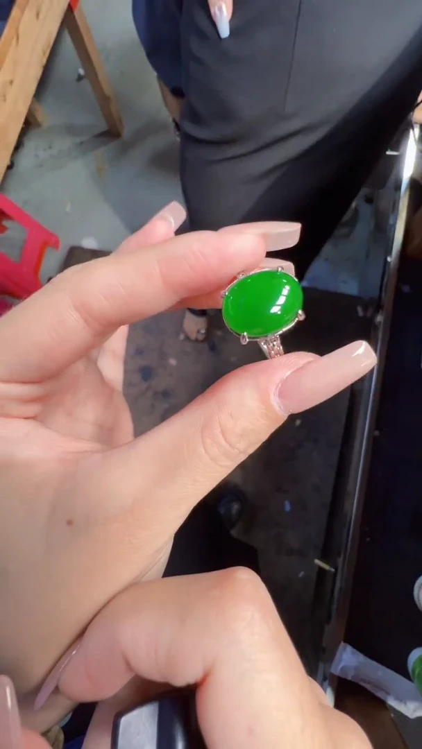 未镶嵌定制翡翠翡翠A货有轻微色差属于正常现象，戒指多样性发货1