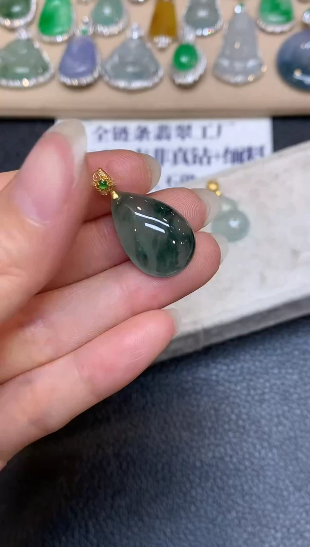 颈饰18K金镶嵌翡翠水滴【无服务费