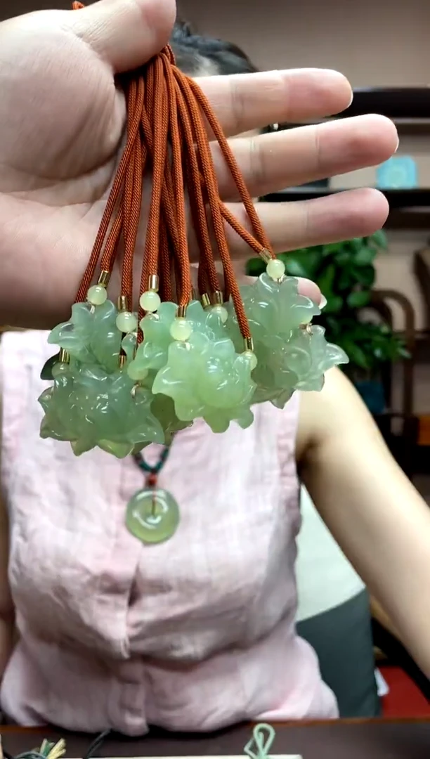 岫玉未镶嵌吊坠多样性发货发其中之一