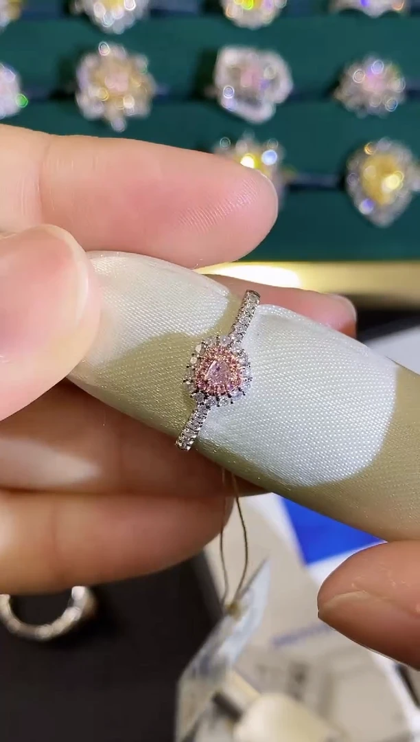 18K金镶嵌戒指钻石戒指