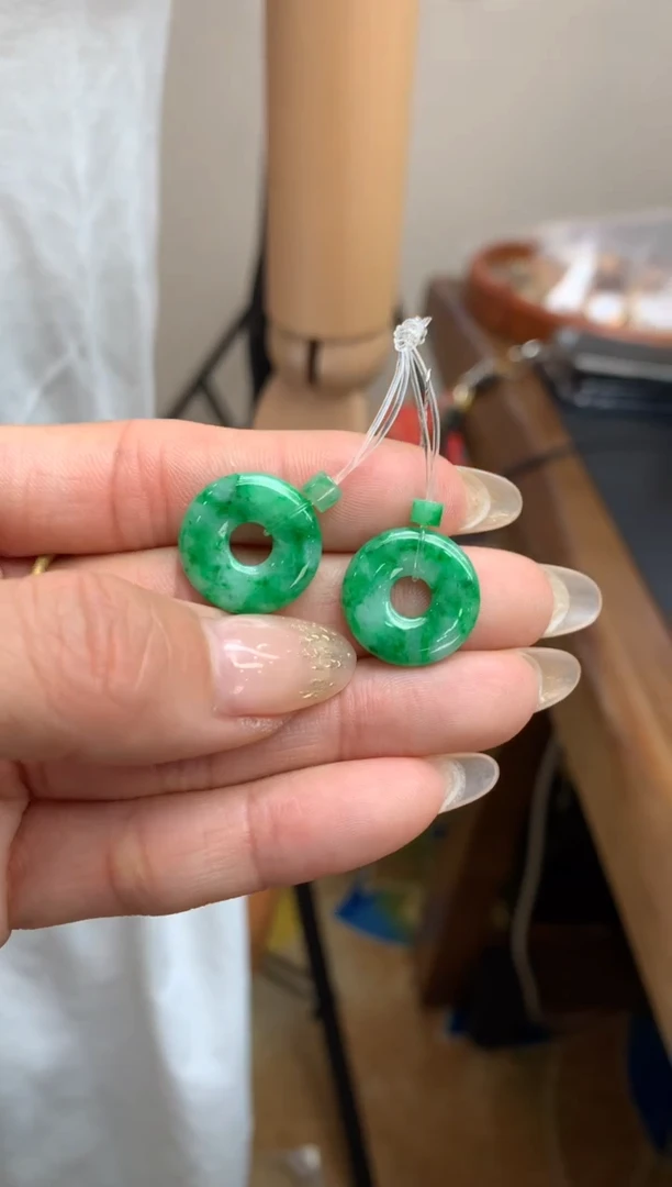 【闪购商品】翡翠颈饰未镶嵌甜甜圈一对
