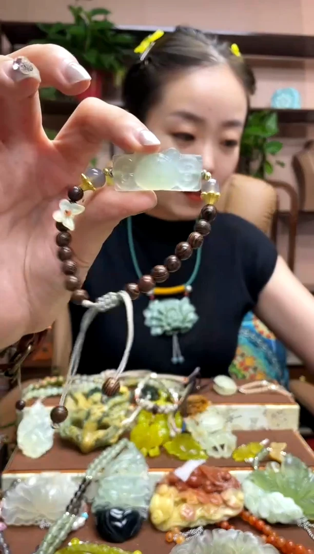 未镶嵌岫玉吊坠多样性发货发其中之一