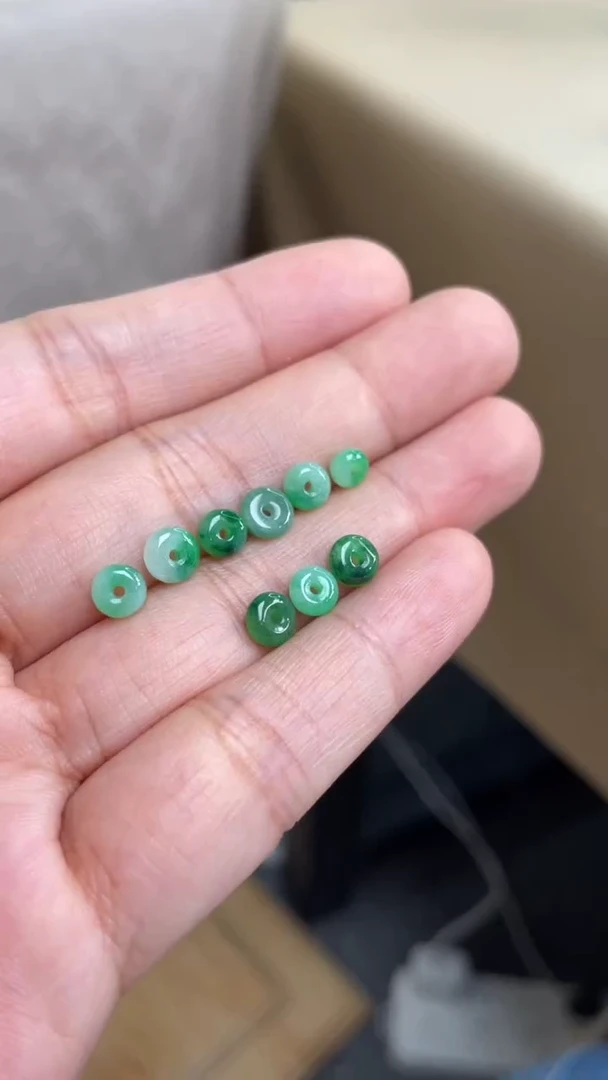 颈饰未镶嵌翡翠。*珠子多样性发货发其中1件
