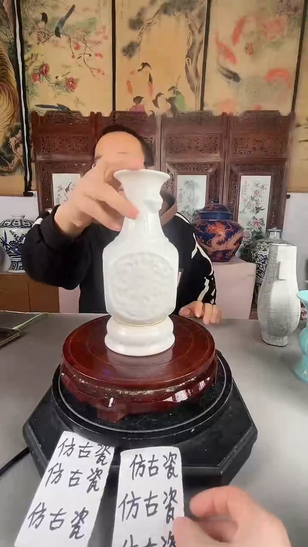 景德镇瓷白釉转心瓶摆件