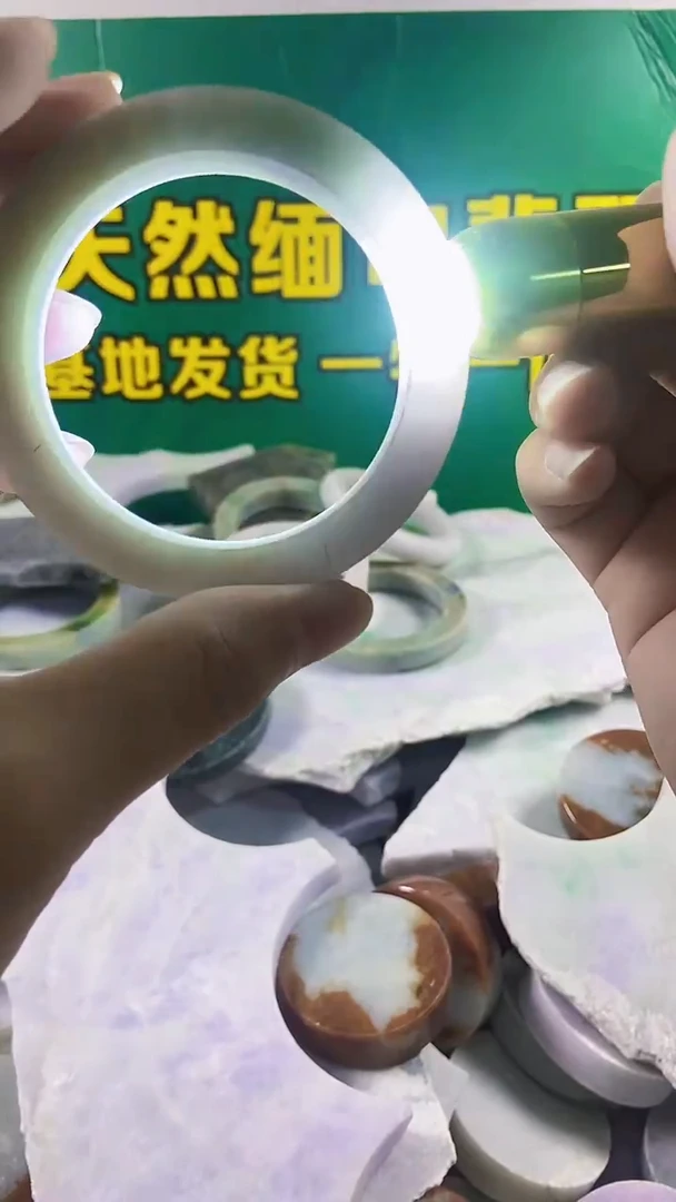 翡翠未镶嵌颈饰裸石017