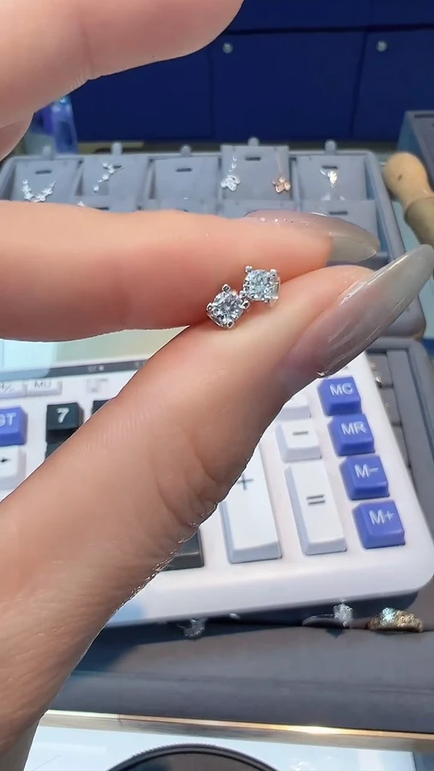 【闪购商品】钻石耳饰18K金镶嵌耳钉