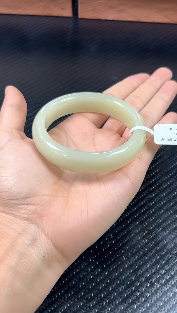 未镶嵌手镯和田玉I****u且末微色差59 sL 迪克兰二细