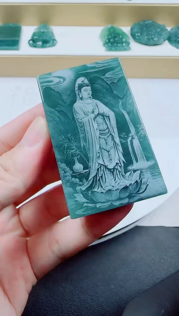 翡翠未镶嵌颈饰方观音