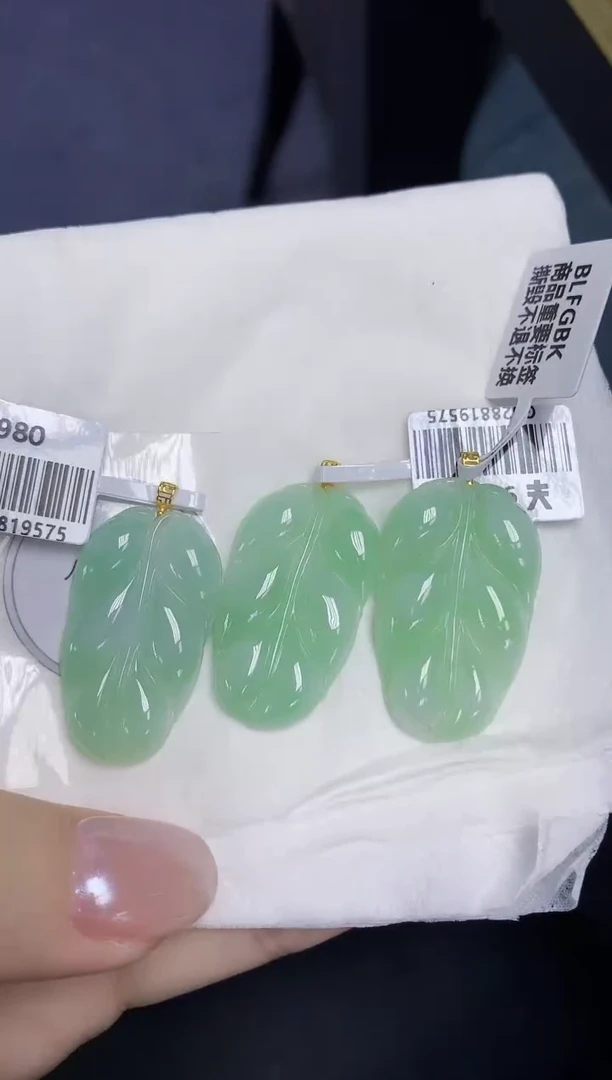 翡翠18K金镶嵌颈饰天然缅甸翡翠A货多样性发其一
