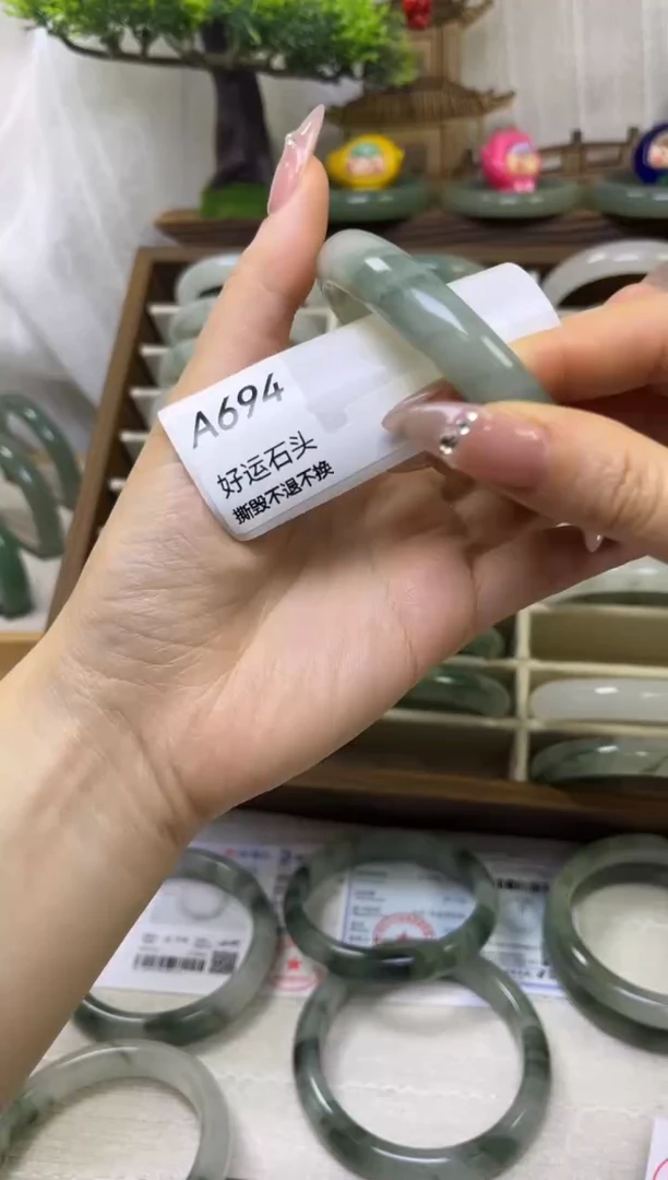 未镶嵌手镯石英质玉微瑕a694