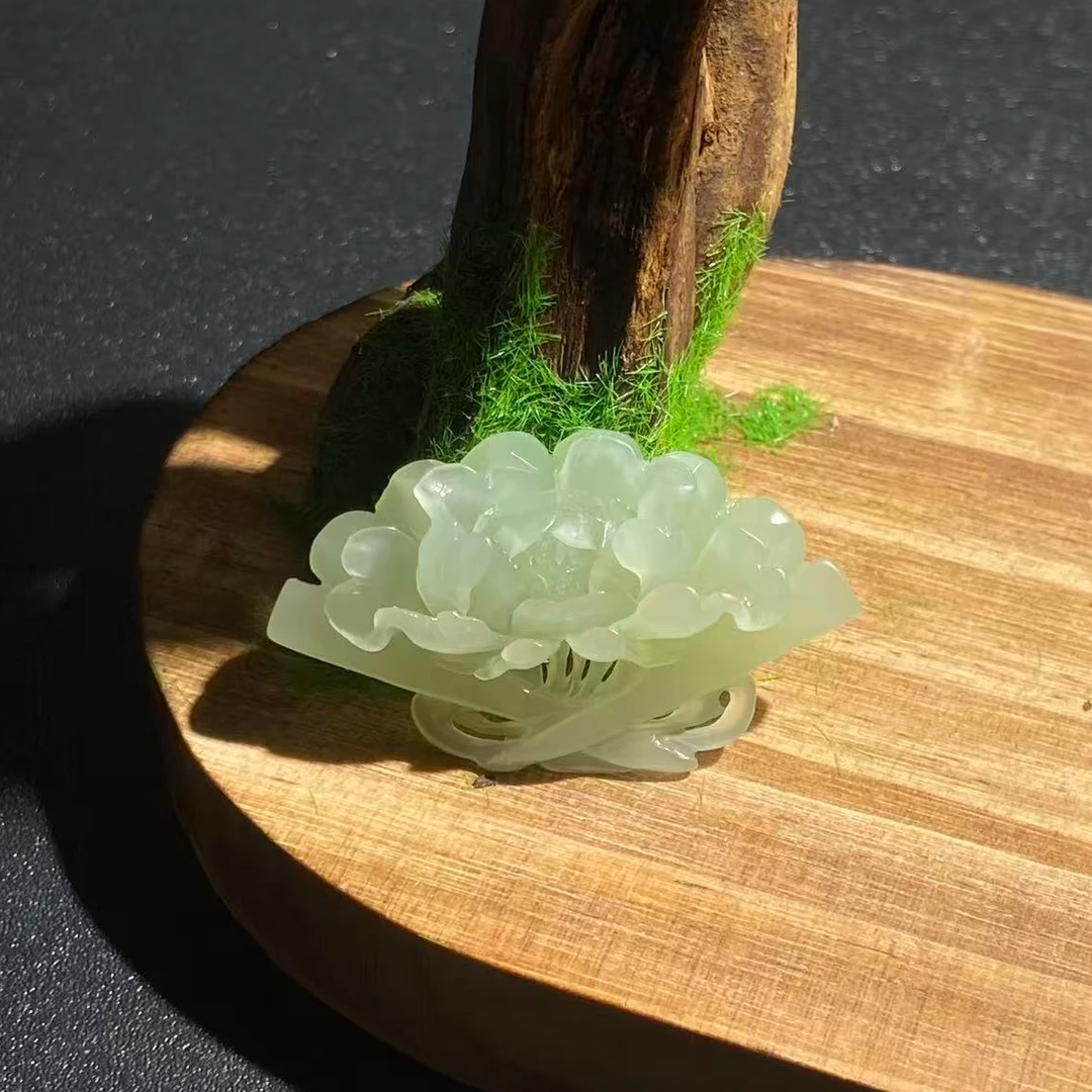 和田玉荷花挂件V025