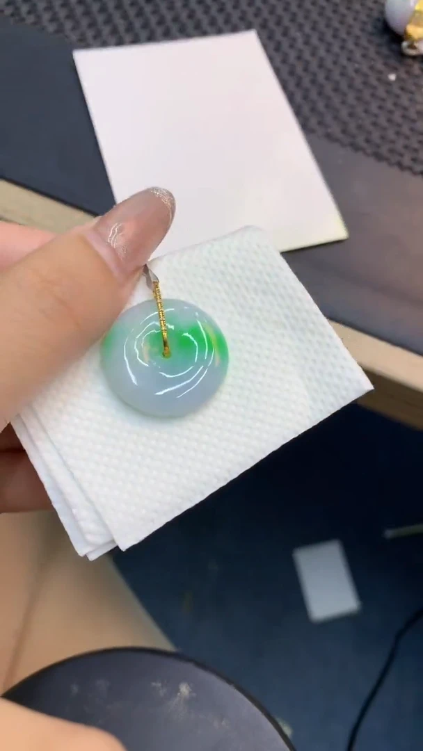 颈饰18K金镶嵌翡翠1