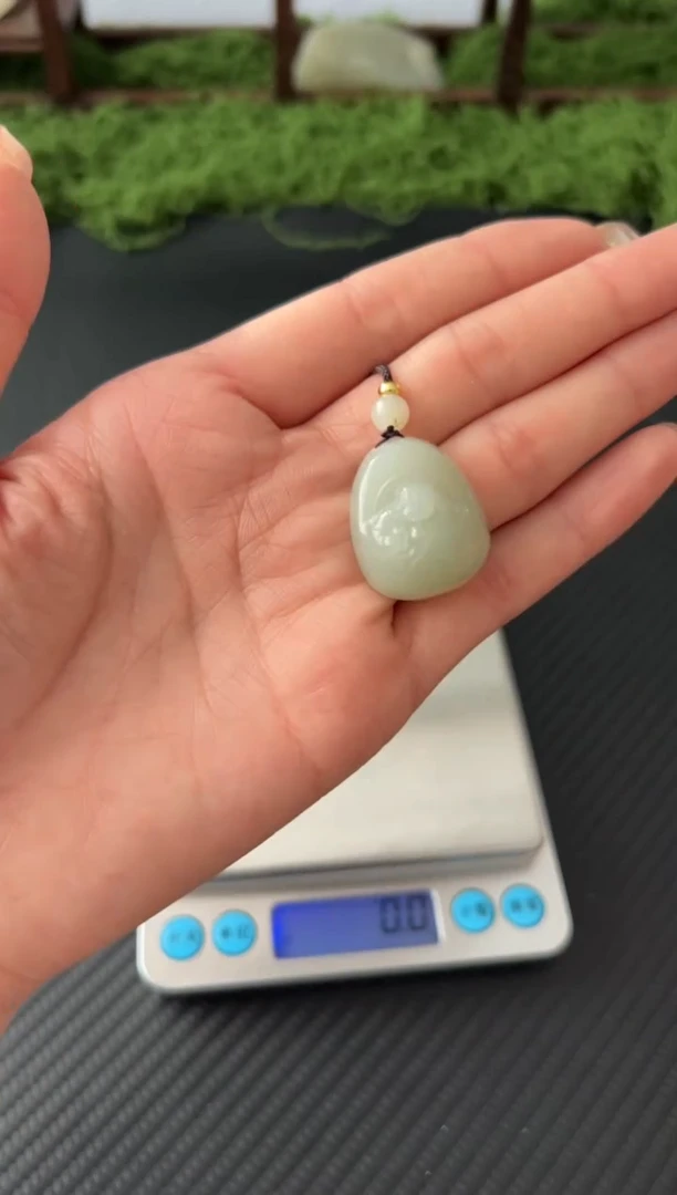 吊坠(赠链)未镶嵌和田玉且末微色差近矿吊坠J