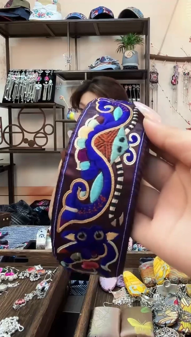 织绣民族风非遗老绣饰品515