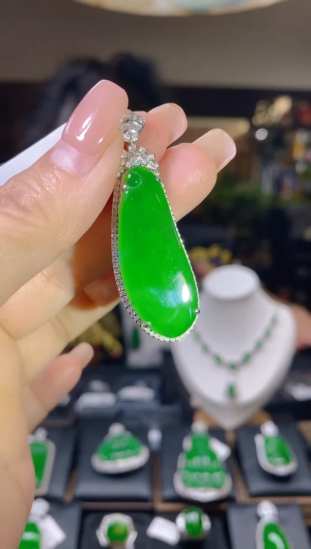 【闪购商品】翡翠吊坠(不含链)18K金镶嵌翡翠吊坠