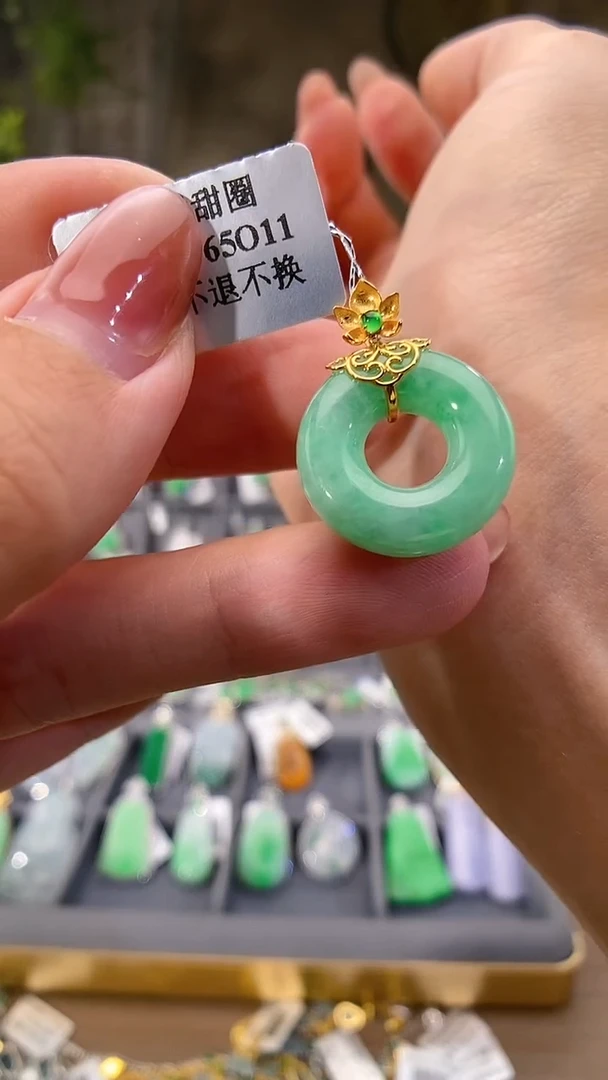 吊坠(不含链)18K金镶嵌翡翠甜甜圈
