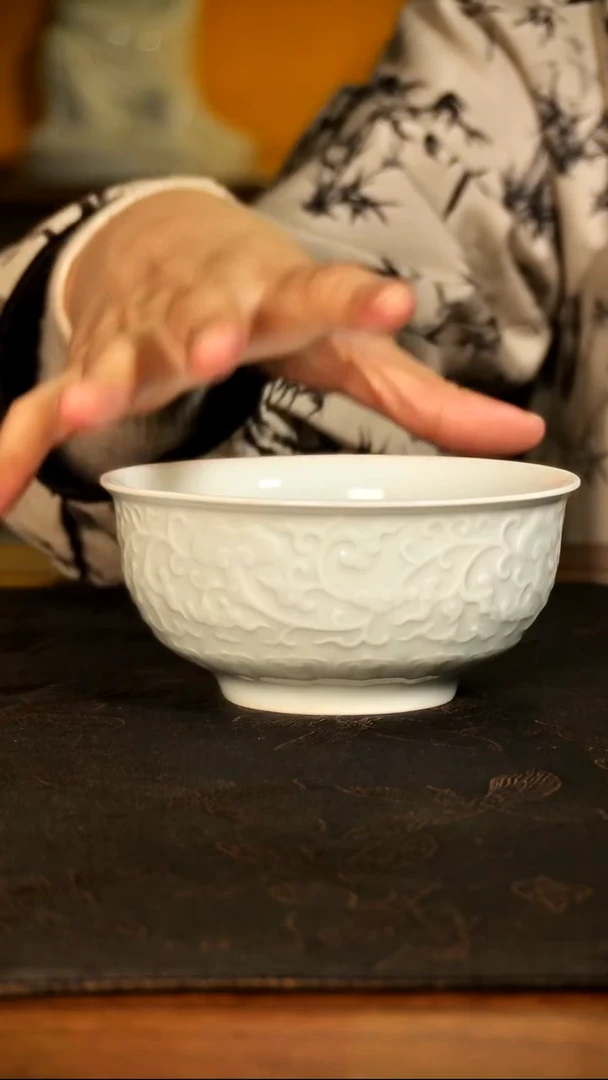 影青雕刻缠枝莲碗