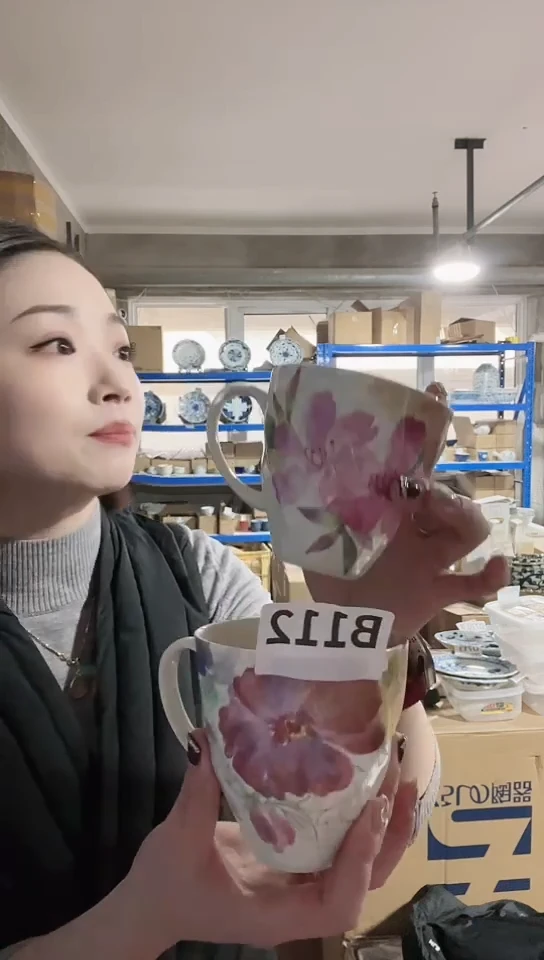 【闪购商品】瓷片日本进口瓷器和蓝杯两只B112