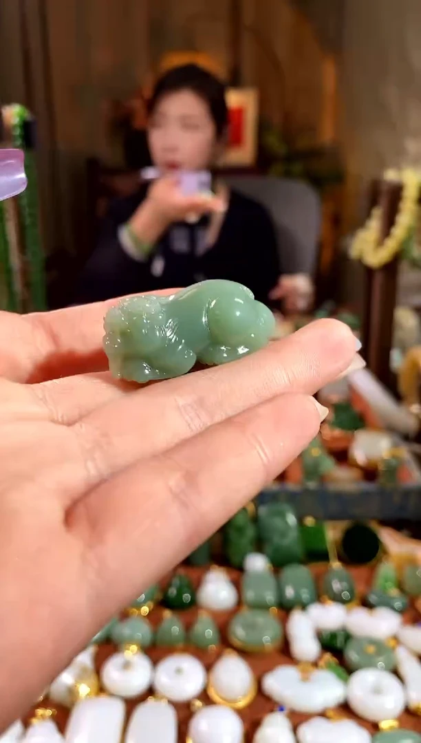 吊坠(赠链)未镶嵌和田玉.