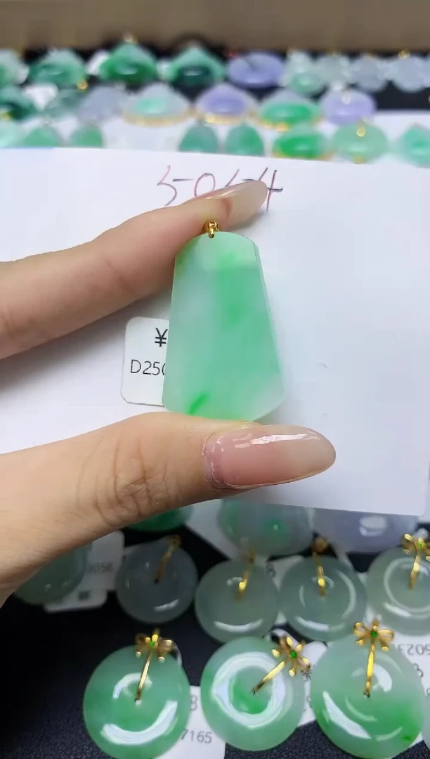 翡翠18K金镶嵌颈饰 天然缅甸翡翠A货
