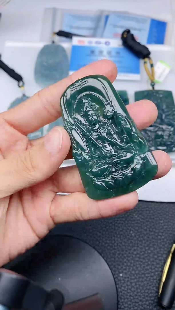 颈饰未镶嵌翡翠