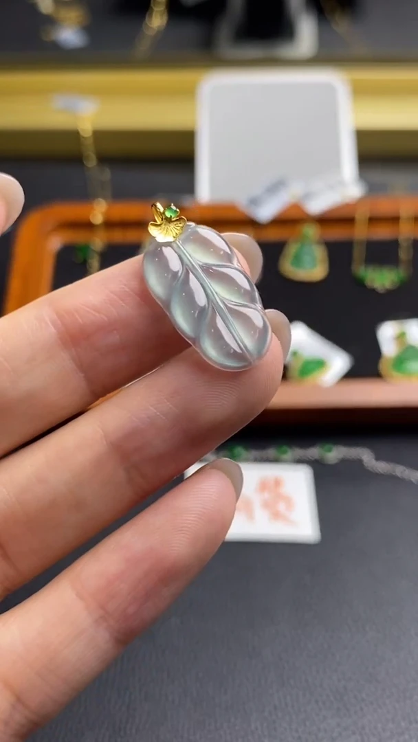 翡翠18K金镶嵌颈饰吊坠