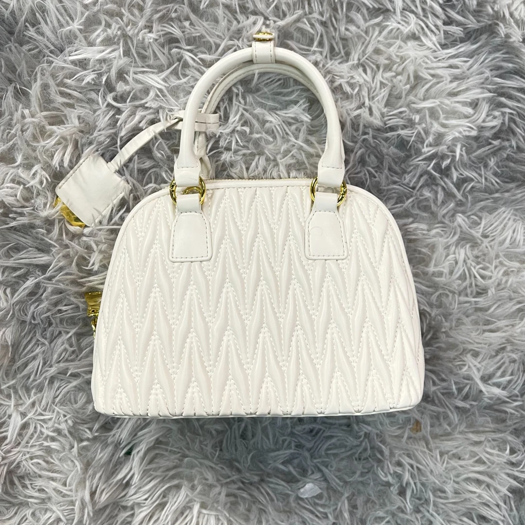 手工时尚真皮百搭女包贝褶皱白色  0226