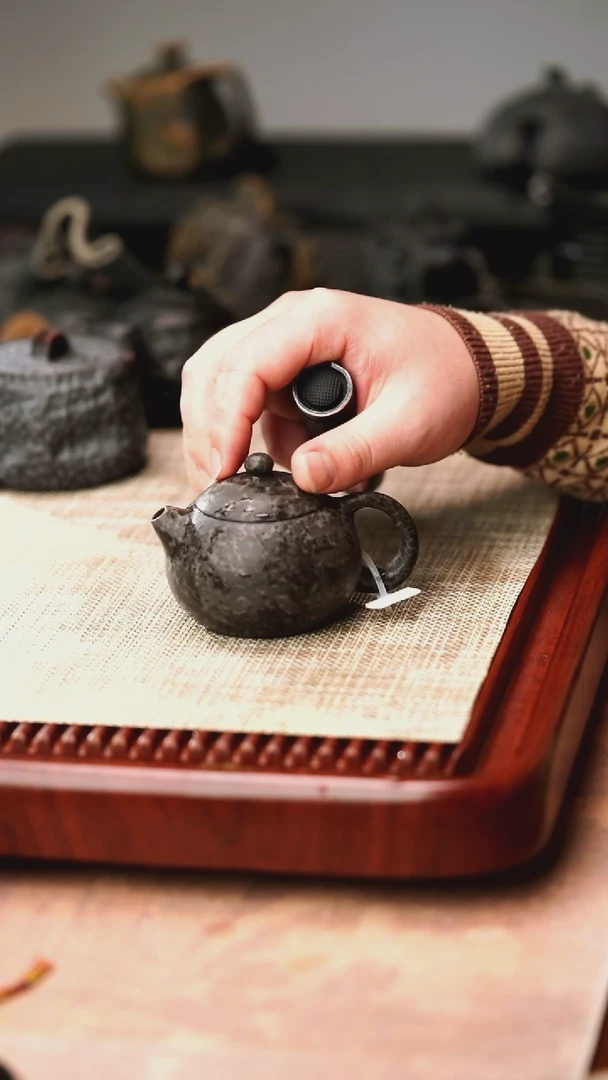 归玉堂冰碛岩重工雕刻豹纹透光小西施壶