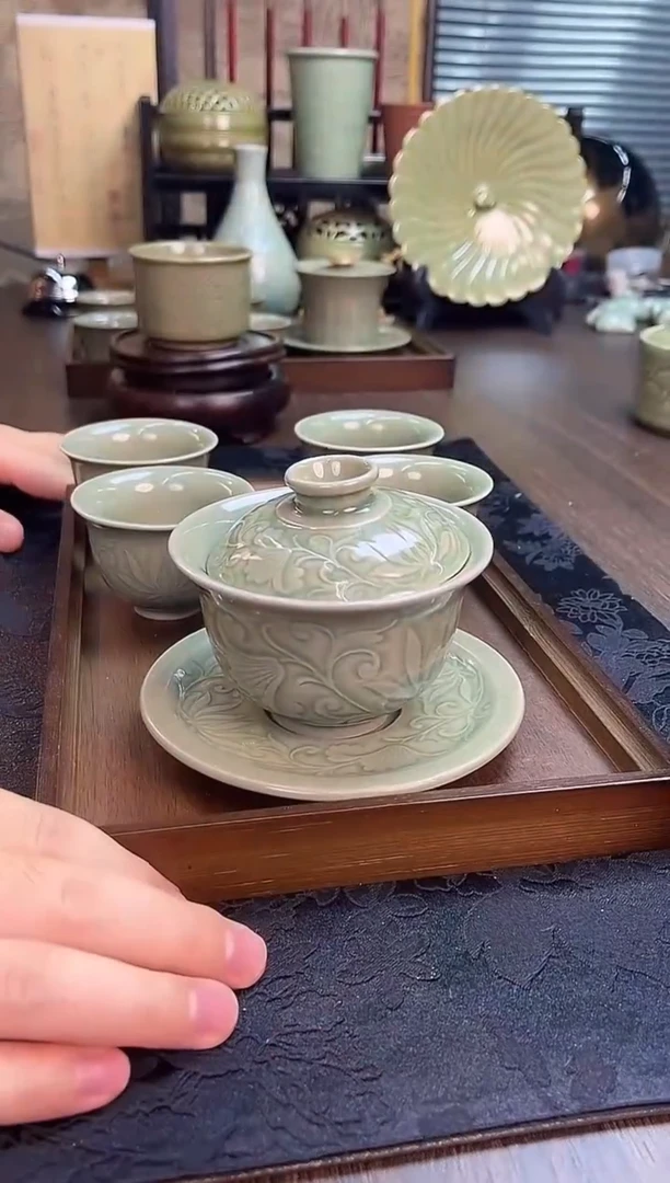 耀州窑青瓷缠枝莲三才盖碗一套