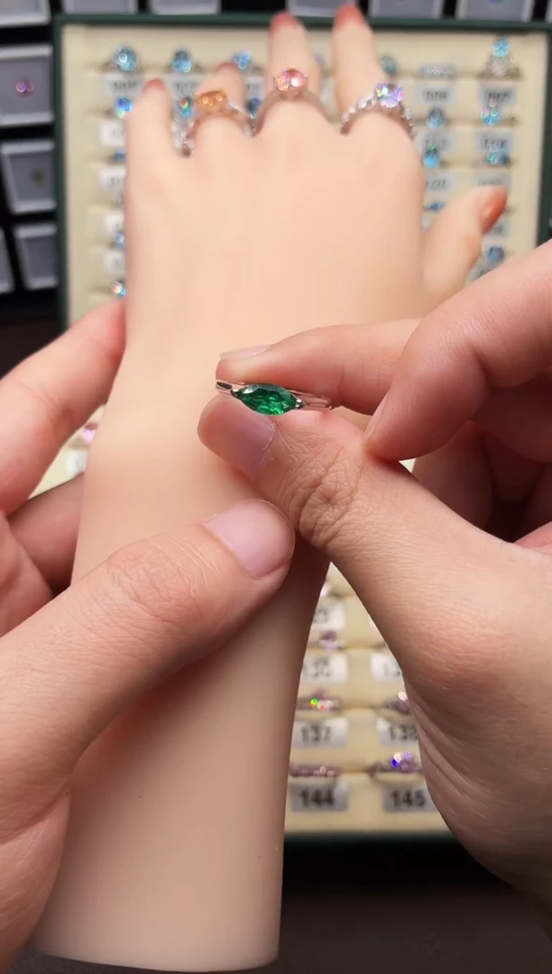 银S925镶嵌戒指石榴石（沙弗莱）000001