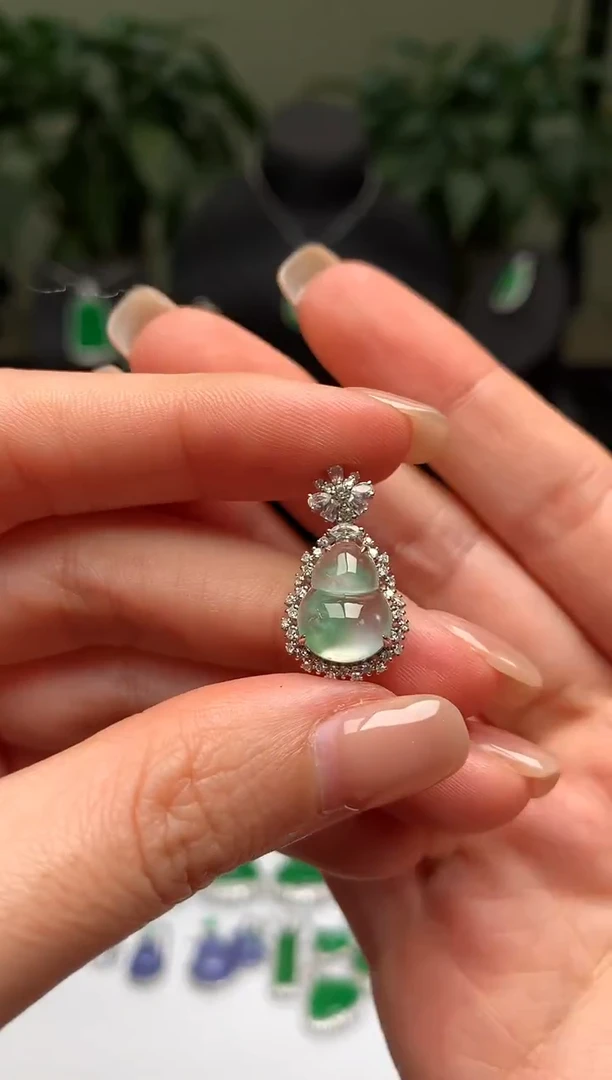 颈饰18K金镶嵌翡翠葫芦