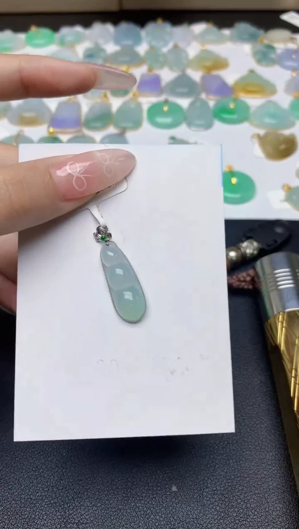 翡翠18K金镶嵌颈饰天然翡翠A货