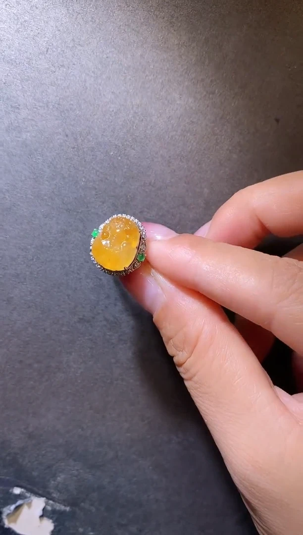 翡翠戒指18K金镶嵌翡翠貔貅戒指