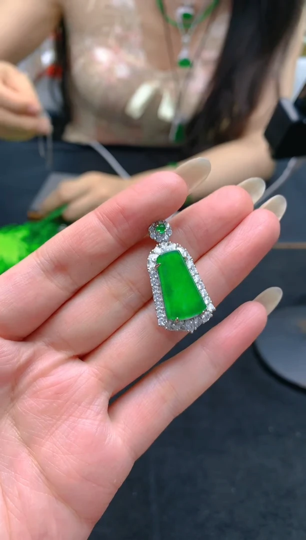 翡翠未镶嵌颈饰天然A货翡翠