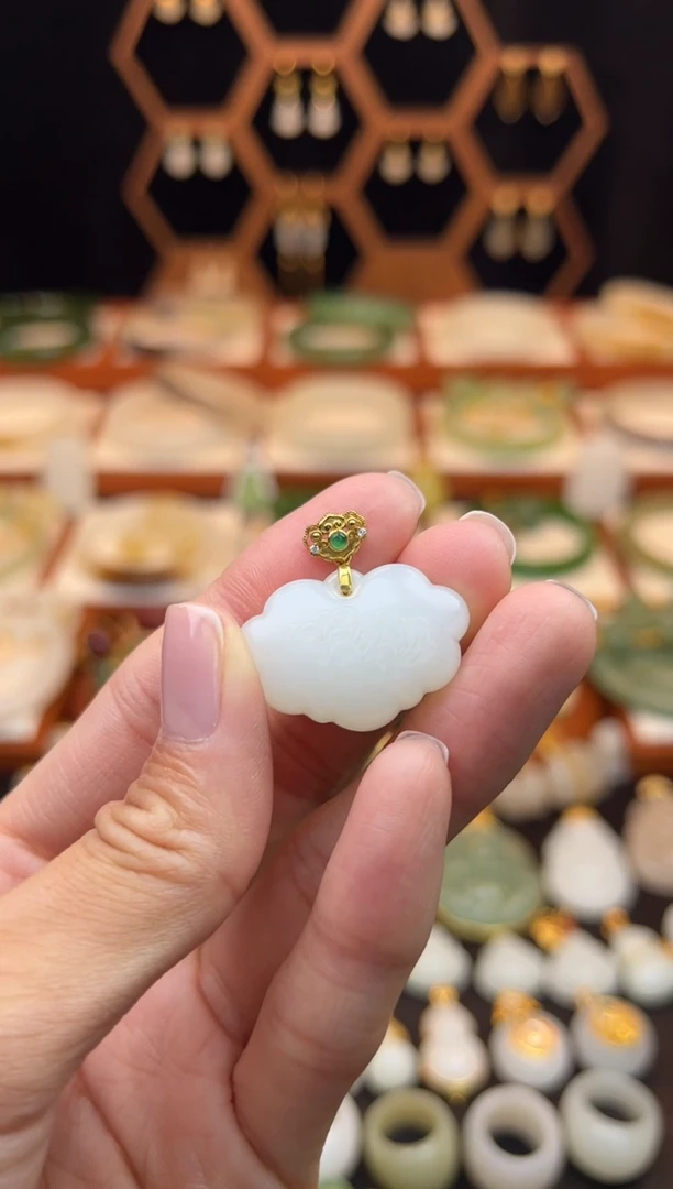 18K金镶嵌和田玉挂件福利