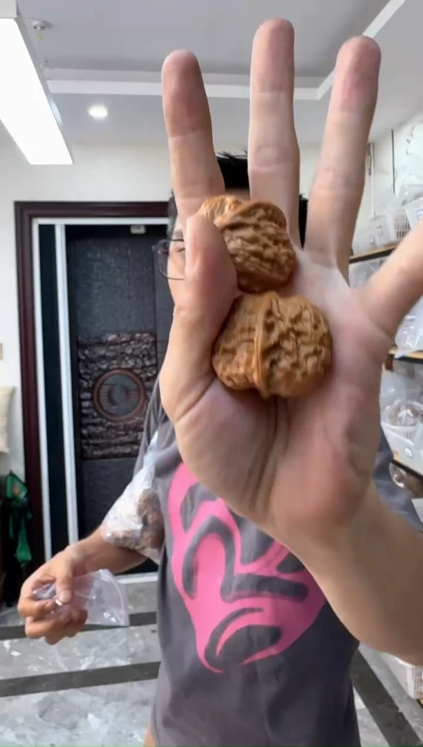 文玩核桃把件33左右