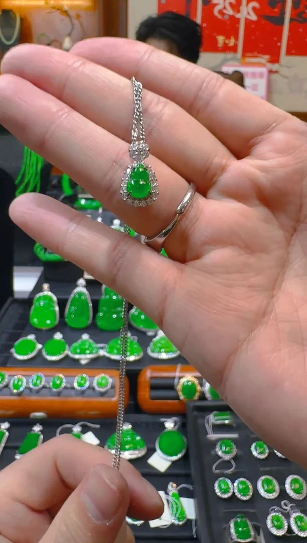 【闪购商品】翡翠吊坠(赠链)未镶嵌天然A货翡翠