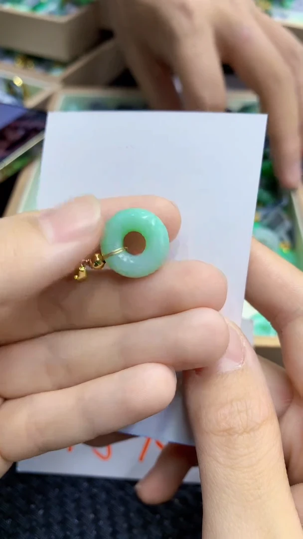 翡翠未镶嵌颈饰             1