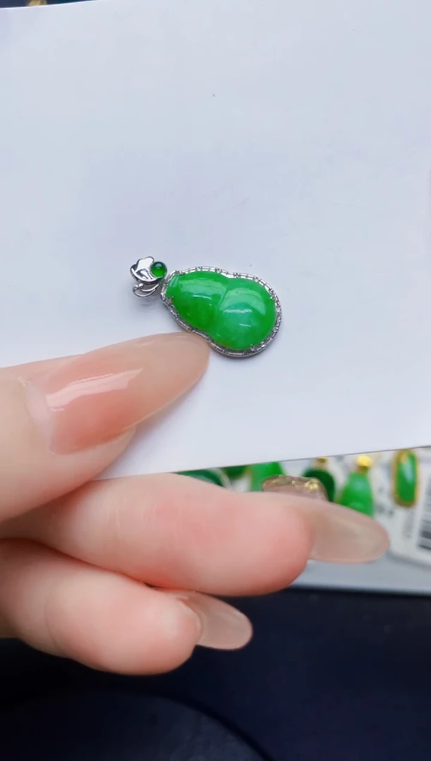 颈饰18K金镶嵌翡翠缅甸天然翡翠A货