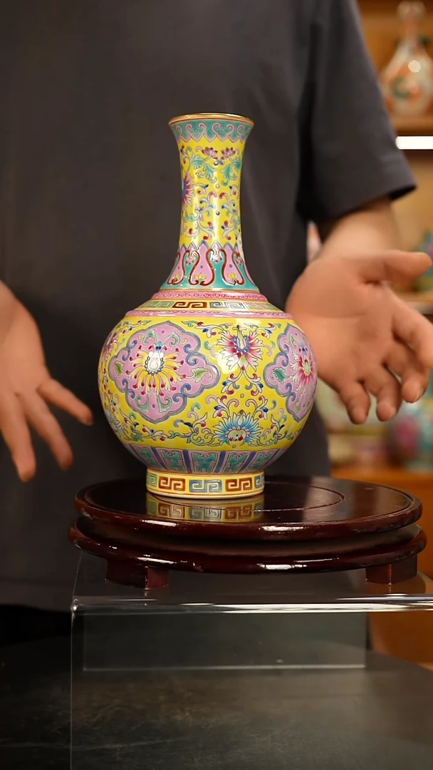 仿清瓷粉彩缠枝莲纹赏瓶一只