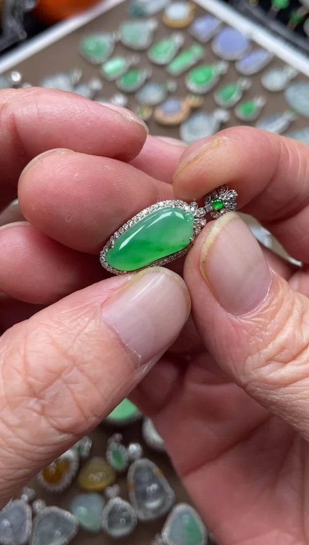 【闪购商品】翡翠吊坠(不含链)18K金镶嵌福瓜