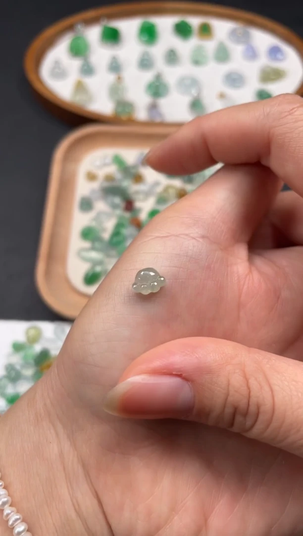 吊坠(不含链)18K金镶嵌翡翠一个JK285