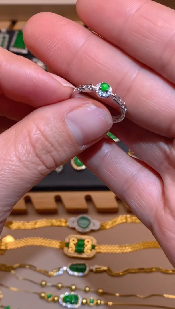 【闪购商品】翡翠吊坠(不含链)未镶嵌戒指