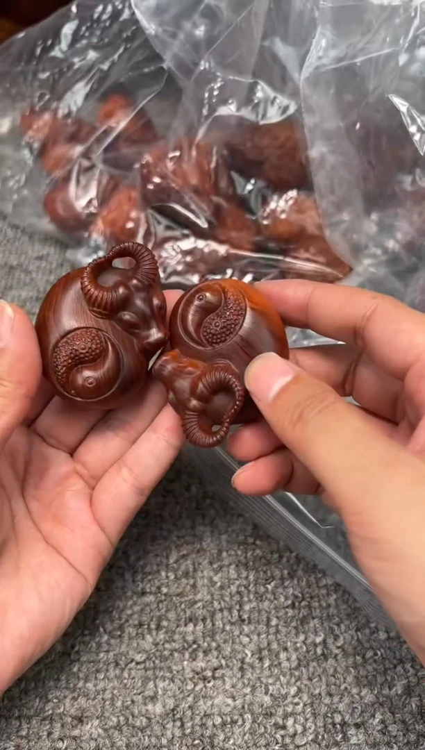柏木（崖柏）牛转乾坤 黑骨手把件 到手一个