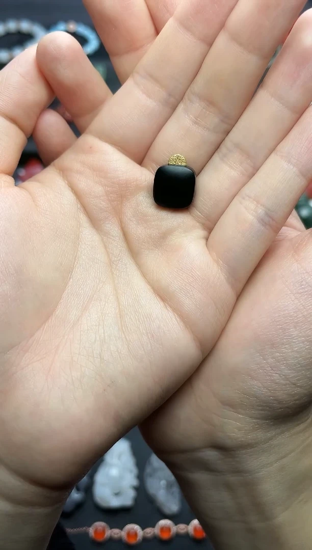 颈饰18K金镶嵌和田玉方糖06