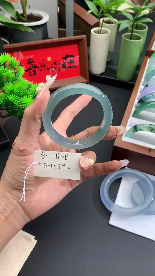 翡翠手镯未镶嵌翡翠手镯第一笔